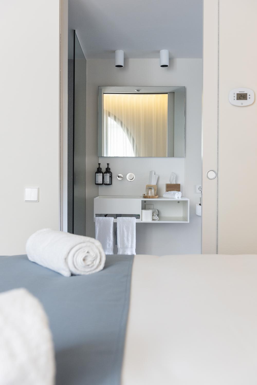 Detail of the standard room bathroom — Hotel La Casa del Sol