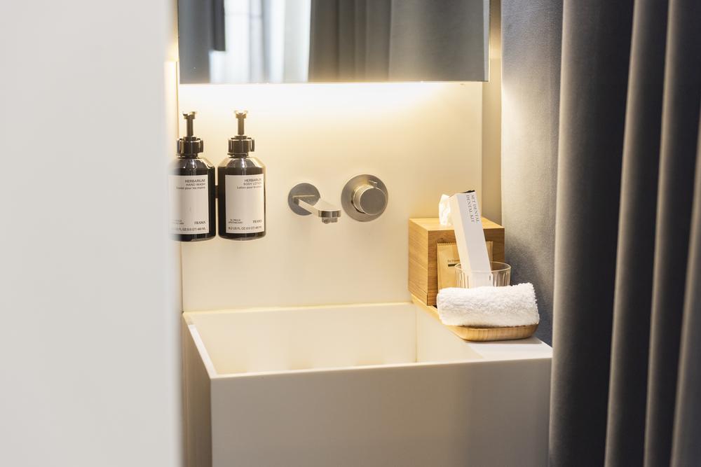 Detail of the single room bathroom — Hotel La Casa del Sol