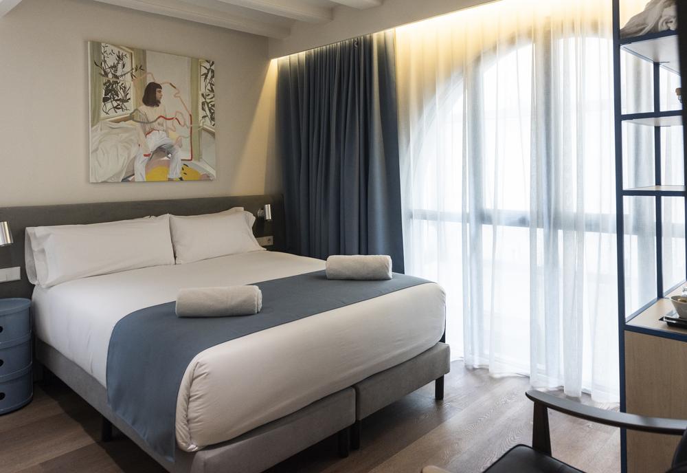 Spacious standard exterior room — Hotel La Casa del Sol