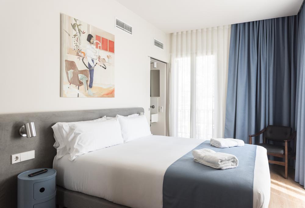 Bright superior room — Hotel La Casa del Sol, Barcelona